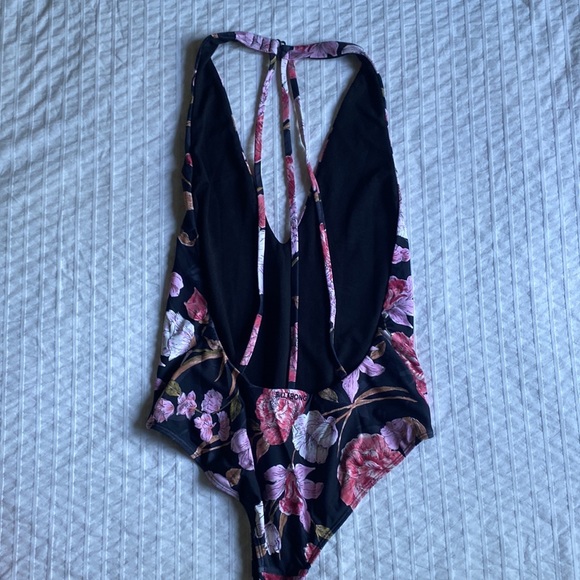 Brand new Billabong bathing suit - Picture 2 of 2
